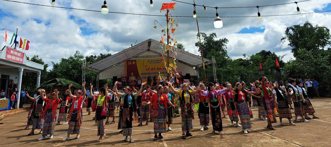 Nhân dân Buôn Thái phát huy tinh thần đoàn kết xây dựng đời sống văn hóa, giữ gìn bản sắc, văn hóa dân tộc, hướng tới tương lai, phát triển bền vững.